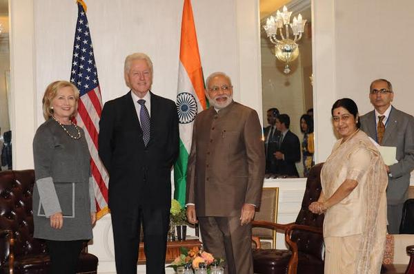 PIB_India's tweet image. PM @narendramodi and EAM @SushmaSwaraj meeting former US President,Mr.@billclinton and Mrs.@HillaryClinton
#PMUSVisit