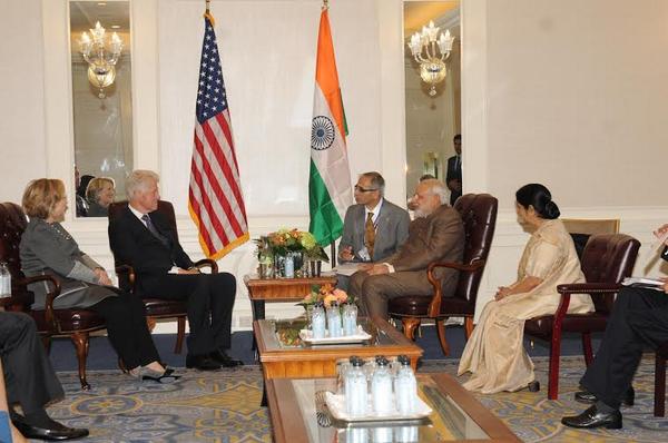PIB_India's tweet image. PM @narendramodi and EAM @SushmaSwaraj meeting former US President,Mr.@billclinton and Mrs.@HillaryClinton
#PMUSVisit
