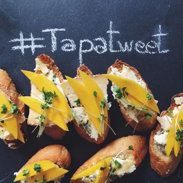 #Tapatweet está en Londres!🇬🇧
Necesitas: Pan tostadito, stilton madurado, laminas de mango, miel y brotes de rábano.