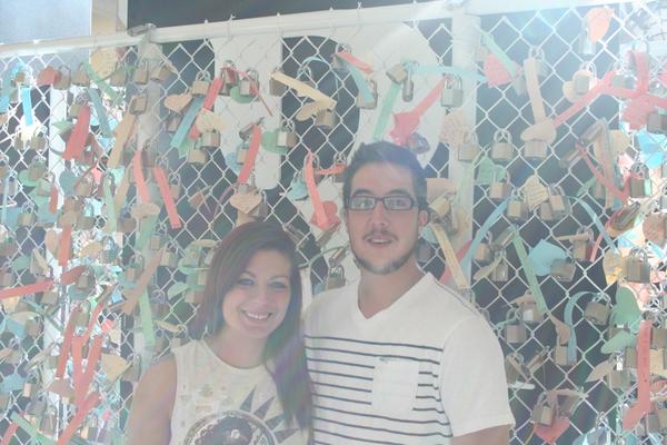 Voici une photo de la promotion l'amour avec un Grand R...500$ à gagner en carte cadeau Les Rivières #avecungrandR
