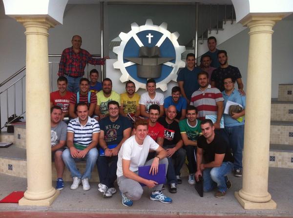 safabujalance's tweet photo. Hoy hemos comenzado el curso de fibra óptica http://t.co/OOimUd2snM
