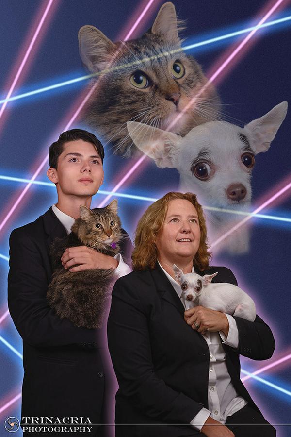 Teen who wanted his cat in his yearbook is joined by principal for the most amazing photo ever
bzfd.it/ZkzUfy