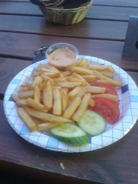 LeanikaVetka's tweet photo. Arturis tähistamas @C2tzh @ajunuss #illimar #golfid http://t.co/7eX1MQXyuW