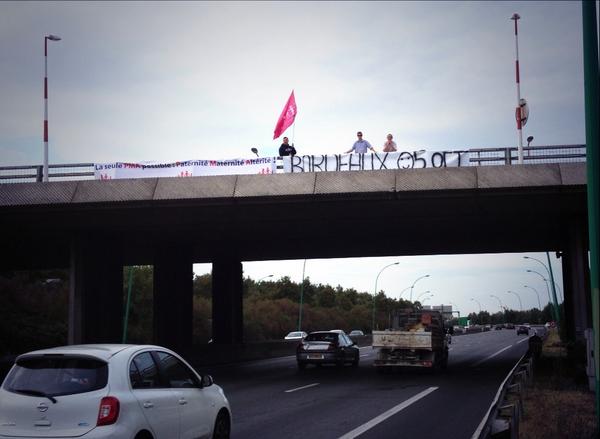 PrintempsTlse's tweet photo. Opération banderoles sur le périph toulousain pour @LaManifPourTous du #5oct ! #ONLR http://t.co/mkvMn1BqKS