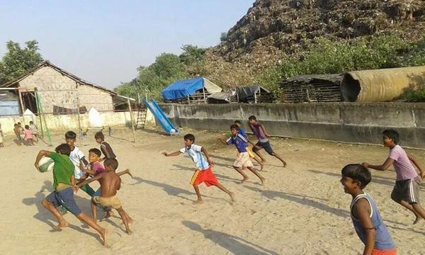 The greatest rugby kids in the world, we love the Howrah Dhapa/Dump kids! #Khelo4Good <a href="/Tom_Varndell/">Tom Varndell</a> <a href="/DanCarter/">Dan Carter</a>
