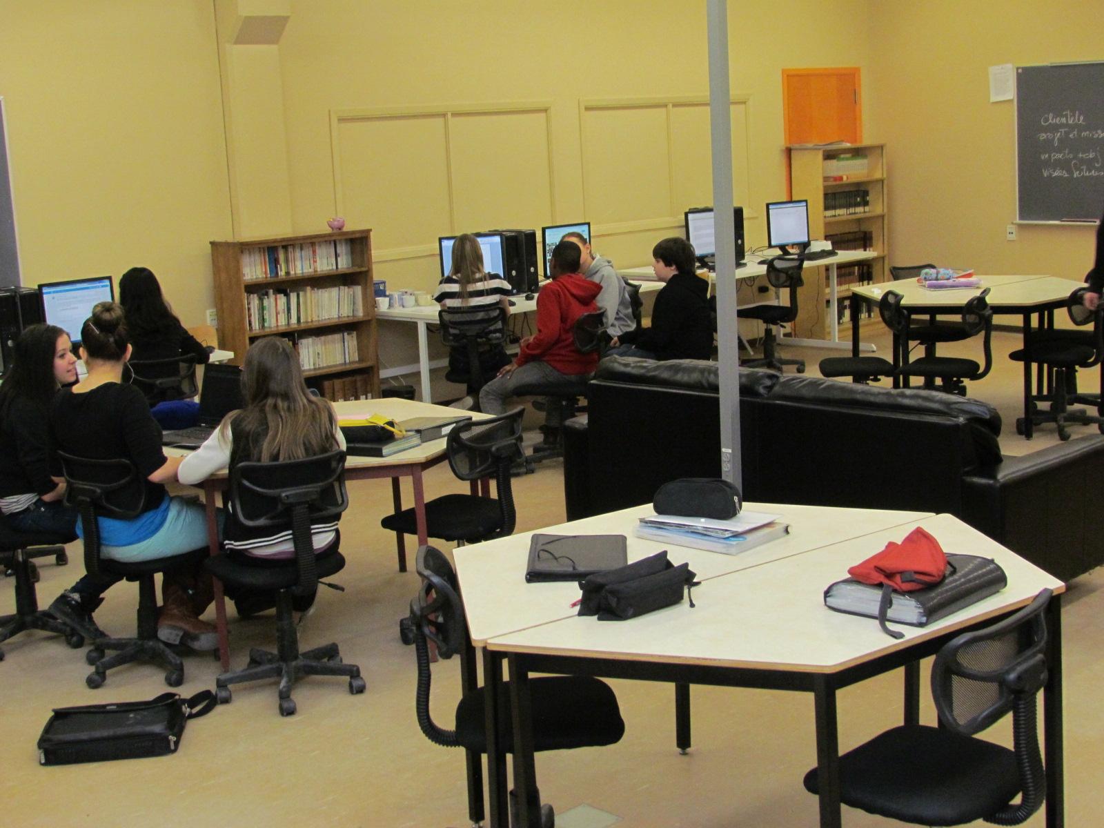 Les médias célèbrent unanimement l'école numérique ! - Page 2 BytutfXIUAAmqPY