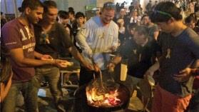 OccupyHK's tweet photo. 3000 hot dogs passed out by expats in Admiralty at #OccupyCentral #佔中 http://t.co/WlaD2qbcEg