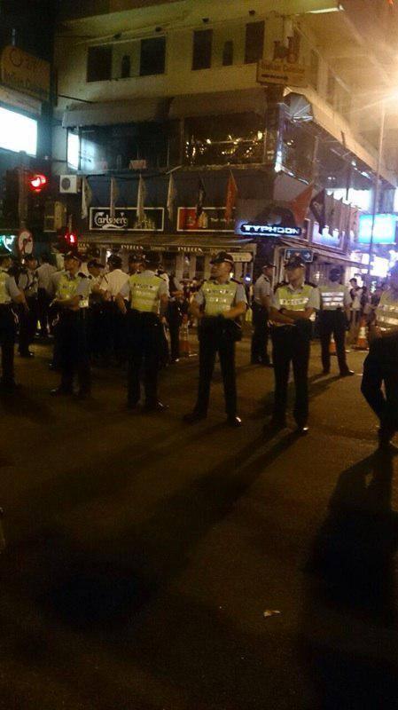 namelessinchina's tweet photo. #hk930 00:40am  Huge police presence all of a sudden at the junection of Fenwick &amp; Lockhart . #UmbrellaRevolution http://t.co/iat80C2qMH