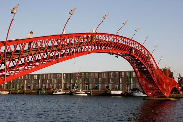 vipautoverhuur's tweet photo. Bridge connecting the peninsula to the island of #BorneoSporenburg called #Pythonbrug, nicknamed as "#Python". http://t.co/eNct2x4A8r
