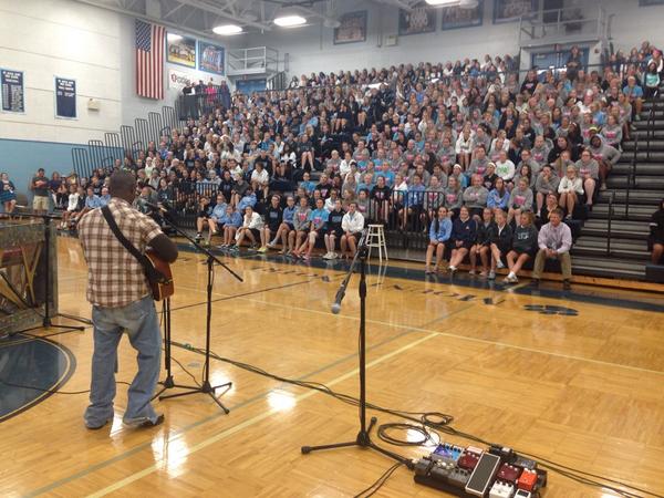 JeanBmusic's tweet photo. All of the @MNDCougars gettin out of class to hang with me, what a blast! Gonna hear @Clovertonband next http://t.co/kLqEJRKQGO