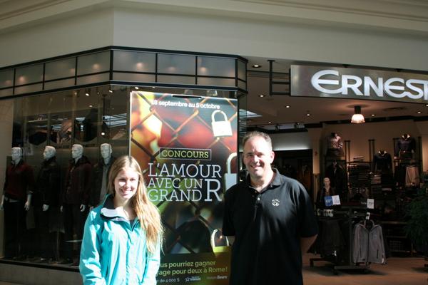 Voici une photo de la promotion l'amour avec un Grand R...500$ à gagner en carte cadeau Les Rivières #avecungrandR