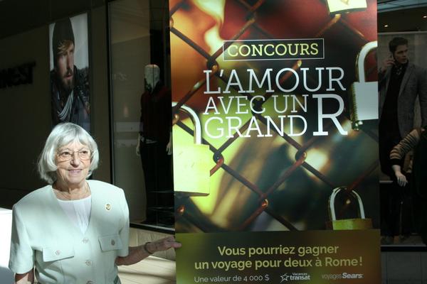 LesRiv2's tweet photo. Voici des photos de la promotion l'amour avec un Grand R...500$ à gagner en carte cadeau Les Rivières #avecungrandR http://t.co/YhG0pQkE5S