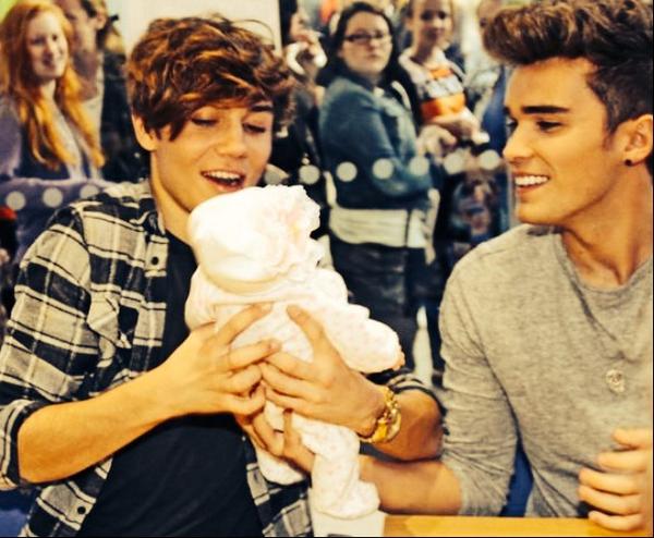 JoshCuthbert's tweet image. WHY is this human so small @georgeujworld ???? 🙊