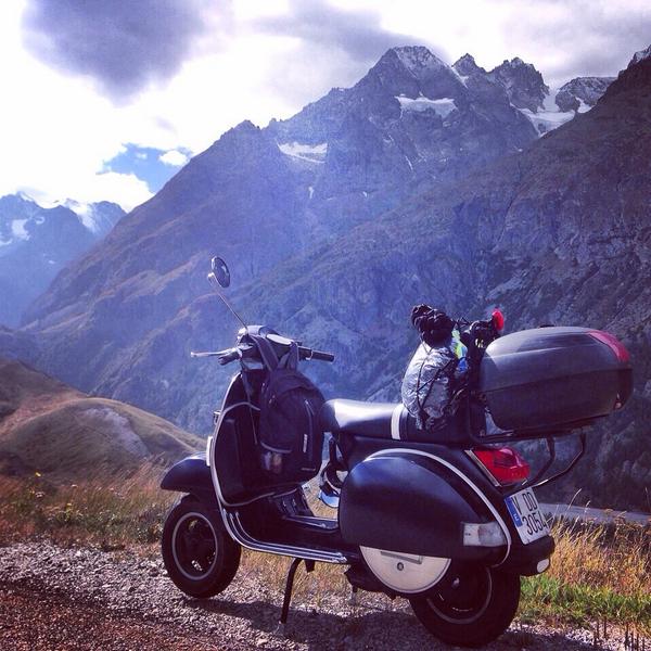 TurismoenVespa's tweet photo. Ya en los #Alpes rozando el cielo con la yema de los dedos #turismoenVespa 👋 buenas noches! http://t.co/1MKkTCF141
