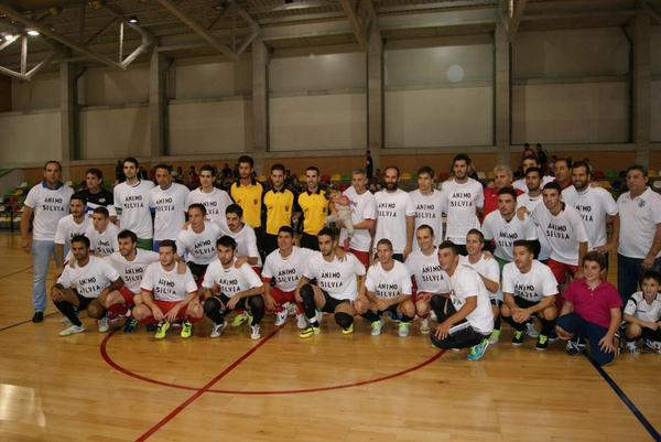 ElPozoMurcia_FS's tweet photo. Ambos equipos #CDELPALMAR y @ElPozoMurcia_FS posan con la pequeña Silvia y su padre #AyudemosASilvia http://t.co/I1faHXto4J