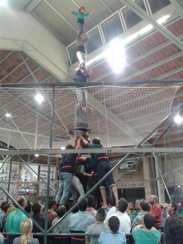 patxiverd's tweet photo. Són puntals no ajuts. El català correcte passa'l. #castellers http://t.co/JqDNlsEiPG