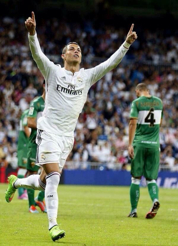 MadridFamilia's tweet photo. Desde que debutaron en España:

-Cristiano Ronaldo un gol cada 77 minutos.
-Messi un gol cada 89 minutos

#HalaMadrid http://t.co/Yd1xJWejXF