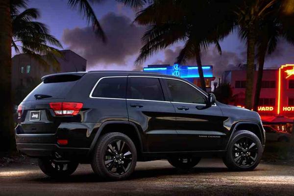 KalaysaMarie's tweet photo. I love these trucks . I want one sooo bad ! #2014 #GrandCherokee #JeepLaredo 😍 http://t.co/4fLph3xnFT