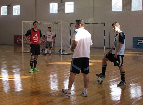 futsalafa's tweet photo. La Selección Sub18 entrena ahora en el Predio Habitacional y Deportivo de Ezeiza a las órdenes de Diego Giustozzi http://t.co/WDJIN3FX0Y