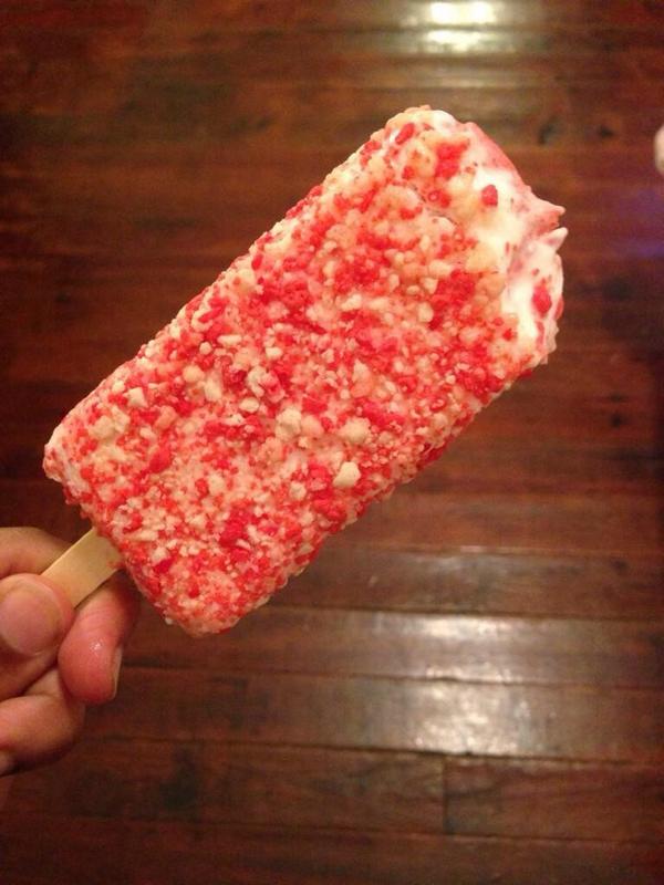 OfficialNeshea's tweet photo. best ice cream hand down 😋🍓🍰.. http://t.co/wXvQiZBzUj