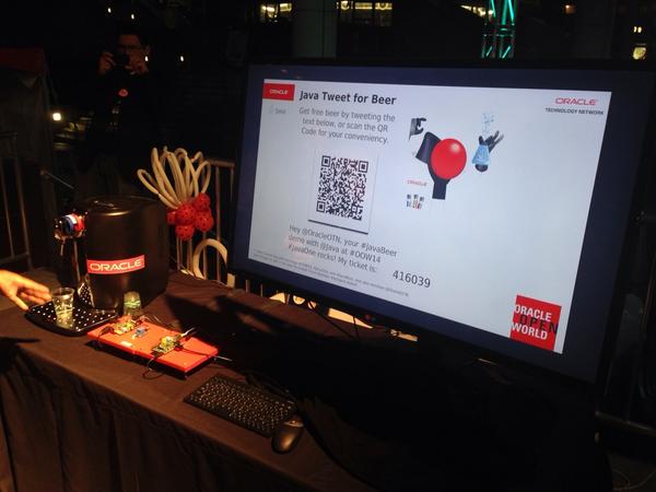 har0m's tweet image. Tweet pours glass of beer. T-commerce soon will allow vending machine to take orders from tweet #JavaBeer #oow14