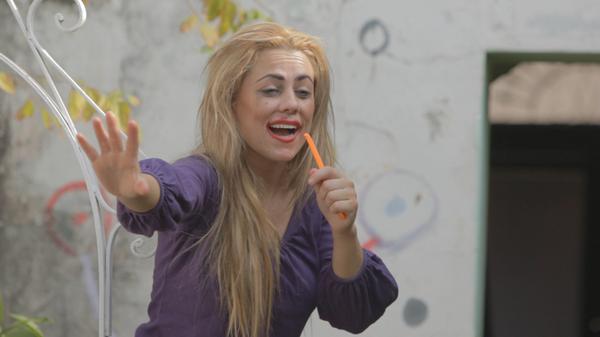 SantaCumbia's tweet photo. ¡@RoxanaCumbia sigue cantando, pero con un público distinto! #SantaCumbia #SantaFinal http://t.co/WsQ9isGbFe