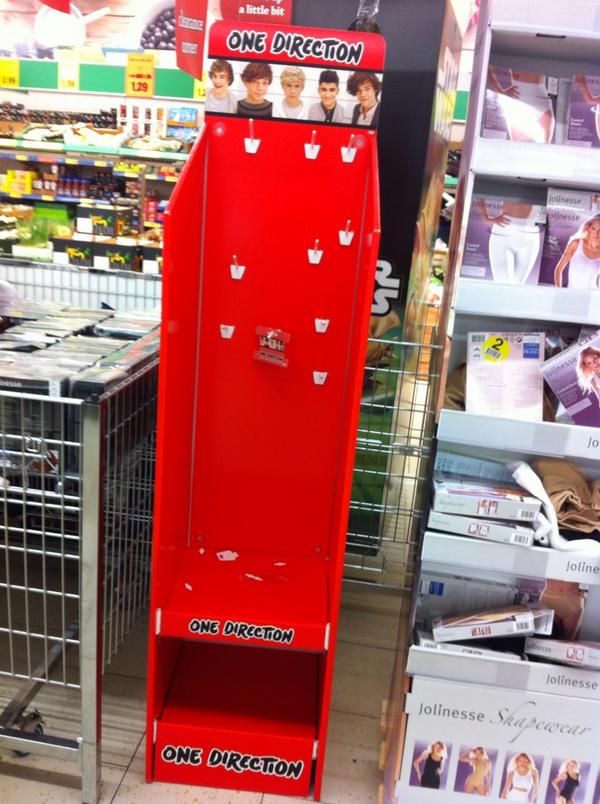 nxshrah's tweet image. theres nothing left 😂😂😂#onedirectionmerch