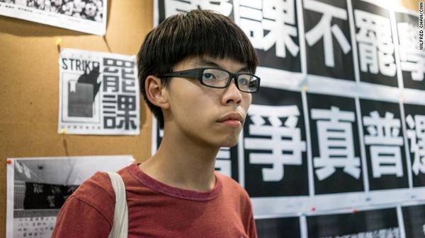 CNNEE's tweet photo. ¿Tan importante como Tiananmen?Joven de 17 años prepara batalla prodemocracia en Hong Kong http://t.co/hZwwohGUU4 http://t.co/5aL5FnVXIF