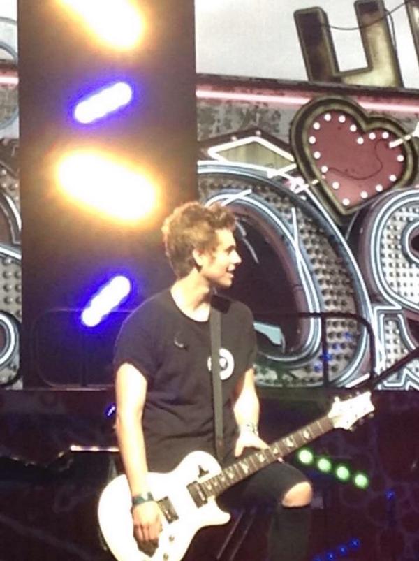 sovrcream's tweet image. MY FRIEND IF MINE WEBT TO THE CONCERT ABD TOOK ANAZING PUCTURES AJDJDJKS