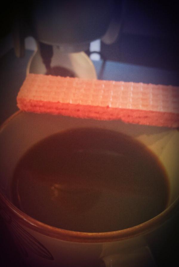 oliviadgrace's tweet photo. Black coffee, pink wafer. #DoingItAndDoingItWell http://t.co/QxJrIjkRBh