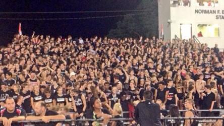 HsSections's tweet photo. Battle of Vienna Virginia ⚫️⚪️ 
RT forJames Madison HS (black) 
Fav for Oakton HS in Oakton Va (white) http://t.co/wY3N1ULWMP