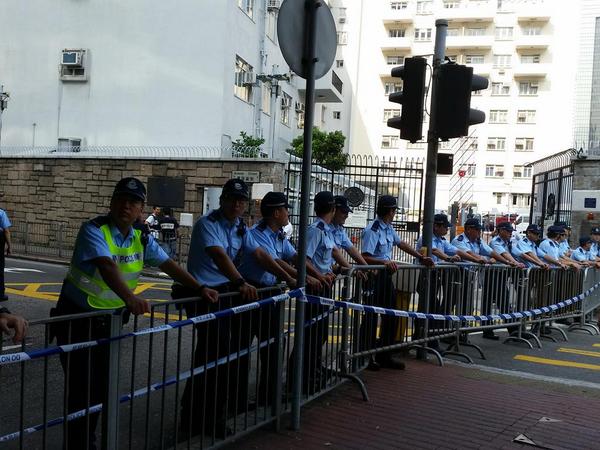 jacques_vw's tweet photo. The Arsenal entrance of HK government headquarters http://t.co/cU3mICsTR0