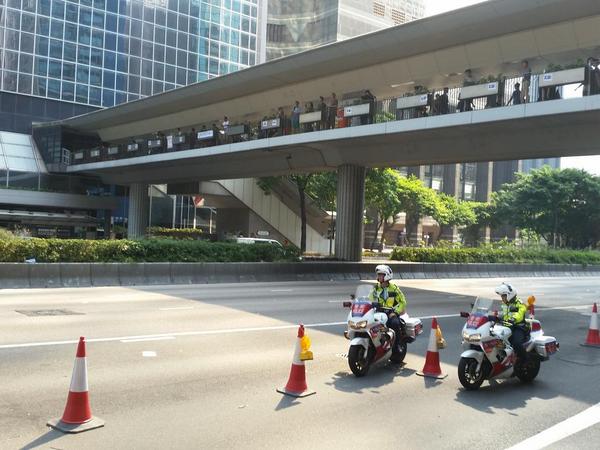 jacques_vw's tweet photo. Commuters make their way to work http://t.co/L7VpCiqHDT