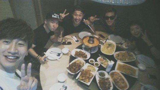 conceptzozo's tweet photo. #ZOZONews อีกวางซูโพสภาพลงบนทวิตเตอร์ของเขากับเหล่าสมาชิก RM ขณะทานอาหารตอนที่อยู่ประเทศไทย http://t.co/eAddr07aEu