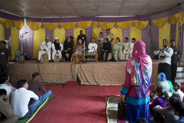 INCIndia's tweet photo. Smt. Sonia Gandhi and Rahul Gandhi met flood affected people in Gujjar Hostel Camp in Poonch today #JKFloodRelief http://t.co/tTYXnI7e7N