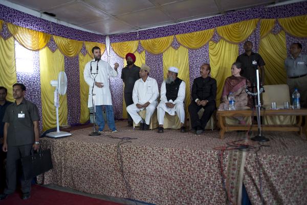 INCIndia's tweet photo. Smt. Sonia Gandhi and Rahul Gandhi met flood affected people in Gujjar Hostel Camp in Poonch today #JKFloodRelief http://t.co/tTYXnI7e7N