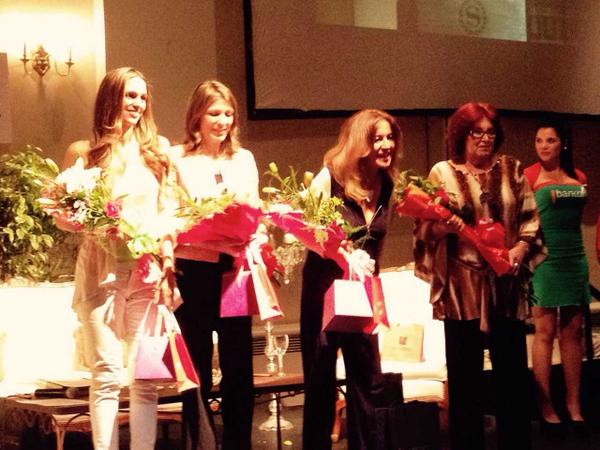 IselaCost's tweet photo. Compartiendo con el increible publico de Voces Vitales Cba. Auto conocimiento: clave para trabajar confianza http://t.co/mYQTDy4dyK