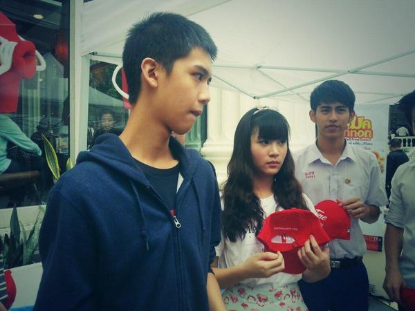 pineare_zb's tweet photo. มาเจอกันได้นะคะ งานเริ่มแล้ว #tuneinsurance
Cr. [@] lovesickseries http://t.co/Zy8OKObys3
