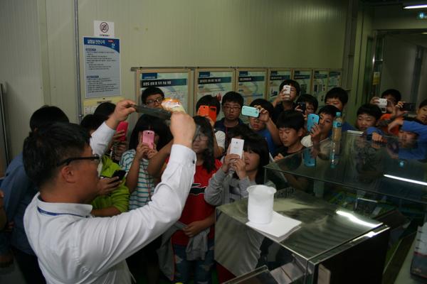 KERI_NEWS's tweet photo. 창원, 창덕중학교 학생 42명이 한국전기연구원을 방문했습니다. 탈레스관, 고전압시험동, 전동력연구동, 초전도연구동을 방문하여 연구원의 성과를 직접 보고 확인하는 시간을 가졌습니다. http://t.co/sn0nExFV08