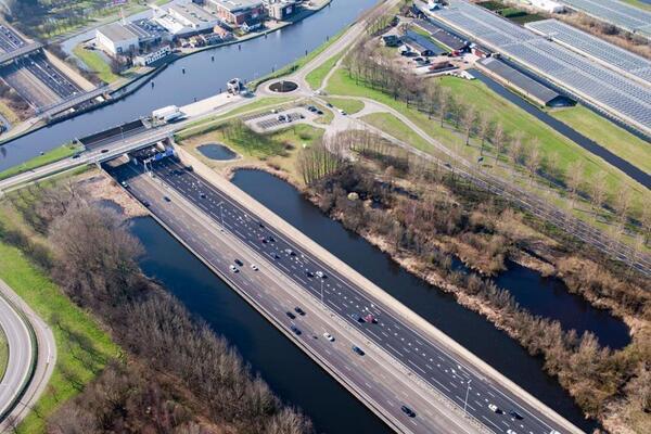 GeotechTips's tweet photo. El acueducto Gouwe, en Holanda. Un reto de ingeniería hermoso e impresionante (vía @saintloyal) http://t.co/2Wg6X6lN9q