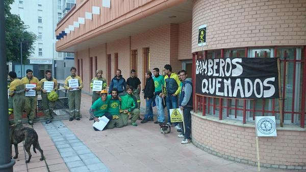 ATIFCyL's tweet photo. Los #BomberosForestales de #Burgos se manifiestan para protestar por las condiciones en las que trabajan. http://t.co/MlKH9phAwa
