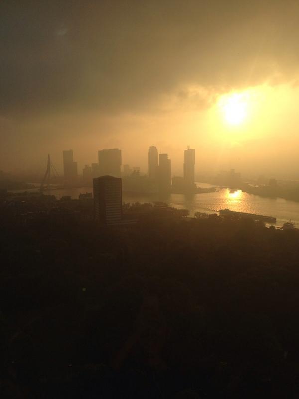 Wow, grootste cruiseschip van de wereld te gast in #Rotterdam #foto vanaf <a href="/Euromast010/">.</a>