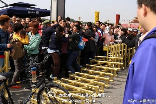 自由微博on Twitter 北京事儿 天安门广场游客排队互殴 黄金护栏 被推翻 衰 9月30日 天安门广场东侧安检处排队安检 两名游客因排队产生矛盾 随之大打出手 排队用的 黄金护栏 也遭殃被推翻 Http T Co J4hughrnyy Http T Co Bfecelwvxz