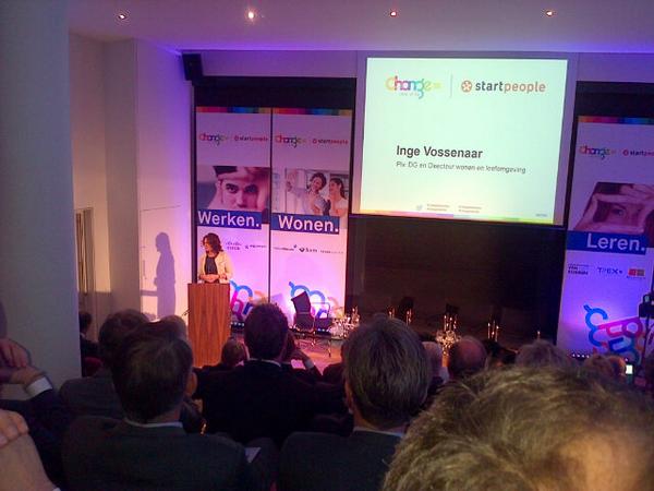 michaelammerlaa's tweet photo. Toespraak door Inge Vossenaar, plv DG en Directeur wonen en leefomgeving bij Change= @USGPeopleNL #changeiswerken http://t.co/nZh7lpXeoY