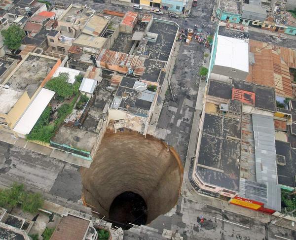 mooi beddengoed Observeer USGS on Twitter: "A dramatic sinkhole collapse from 2010 in Guatemala City 300  feet (100 meters) deep. http://t.co/8eIKGmTL38 http://t.co/pBFwdFrh7j" /  Twitter