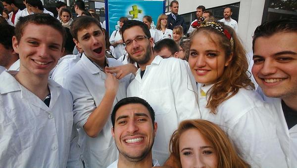 GayaB45's tweet photo. Mobilisation des étudiants en pharmacie à Tours contre le projet de loi #Pharmamob http://t.co/p0RYWBDYpx