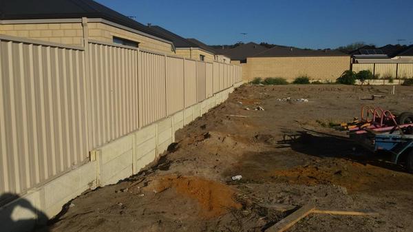 fostersfencing's tweet photo. Yay one side 60m on #retaining finished ranging 450 - 900 call +Fosters Fencing​ for #retainingperth or #fencingperth http://t.co/iCWv9SkwRu
