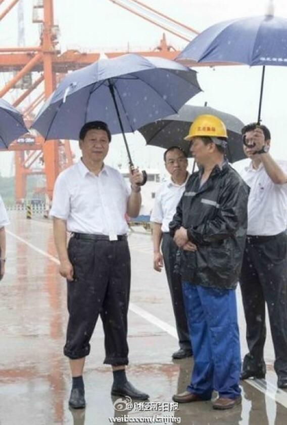 sergivicente's tweet photo. 'Xi Jinping supports the umbrella revolution' :D RT @feng37 习近平：支持香港争真普选! http://t.co/6aGfXfpxrj