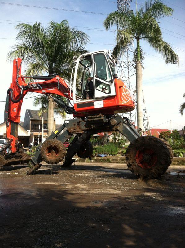 ridwankamil's tweet photo. Tim anti banjir pemkot bandung terus mengeruk sungai dangkal dgn 2 unit Spider Excavator dari keluarga Transformer  http://t.co/VkTfPCfmE1