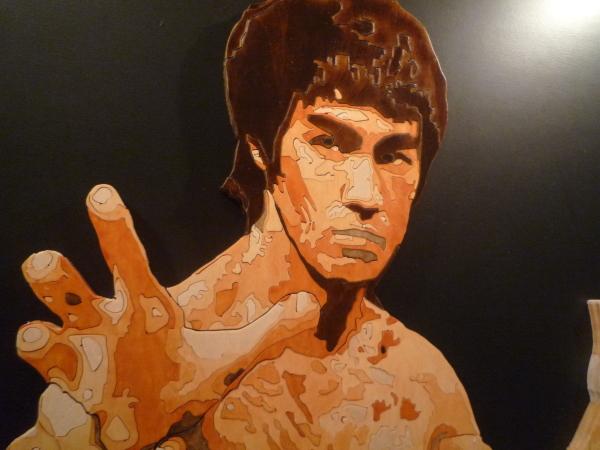 ブルース・リーの組木絵ですが[糸鋸盤でデザインを切り抜き→水性ニス